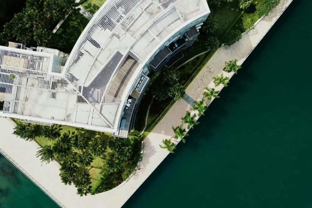 Integracja systemów oczyszczania ścieków z zielonymi przestrzeniami w architekturze